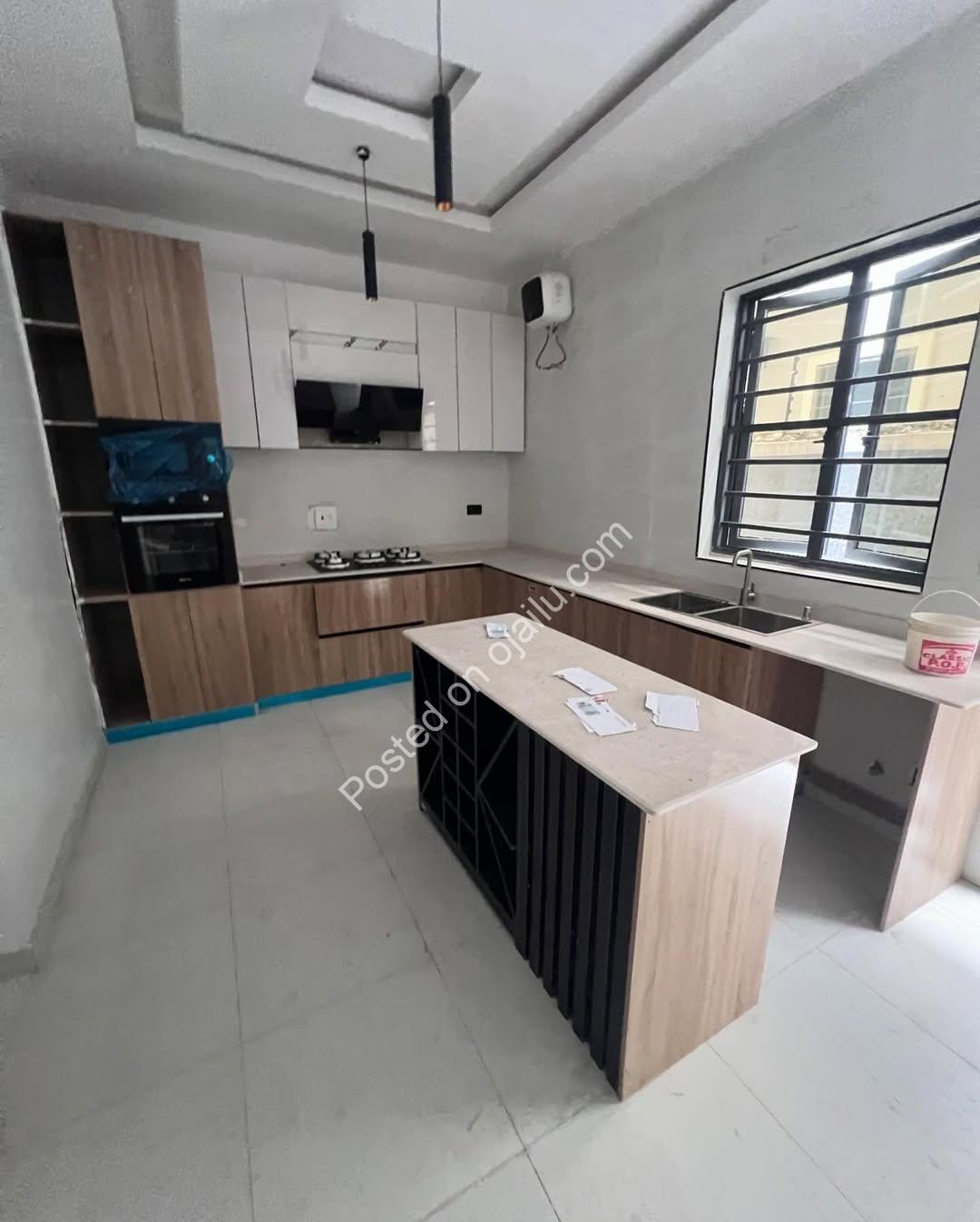 4 ensuite bedrooms, concrete floors & prime VGC location
