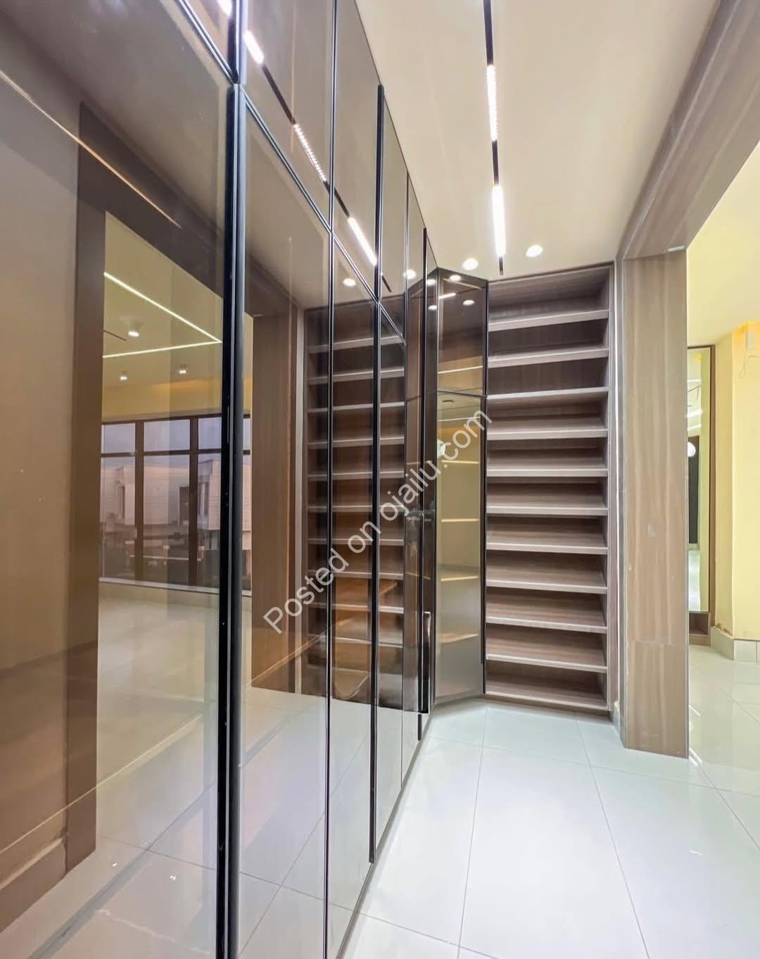 5-Bed Duplex in Lekki: Pool, Jacuzzi, 40% ROI