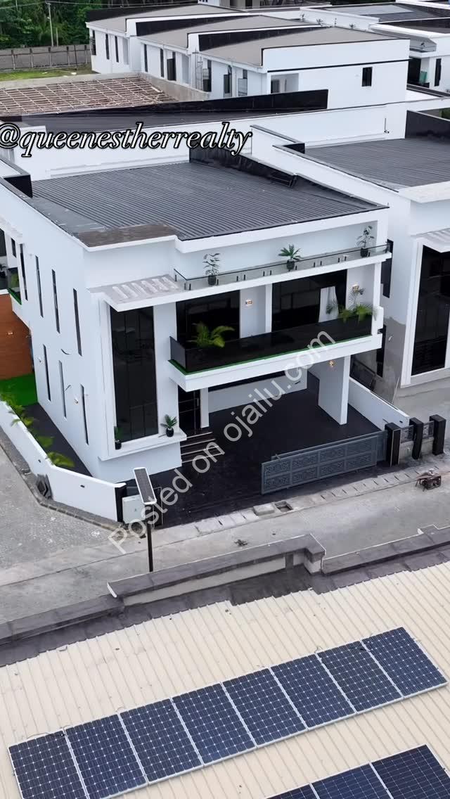 5-Bed Dream Home: Pool, Gym & Chef’s Kitchen