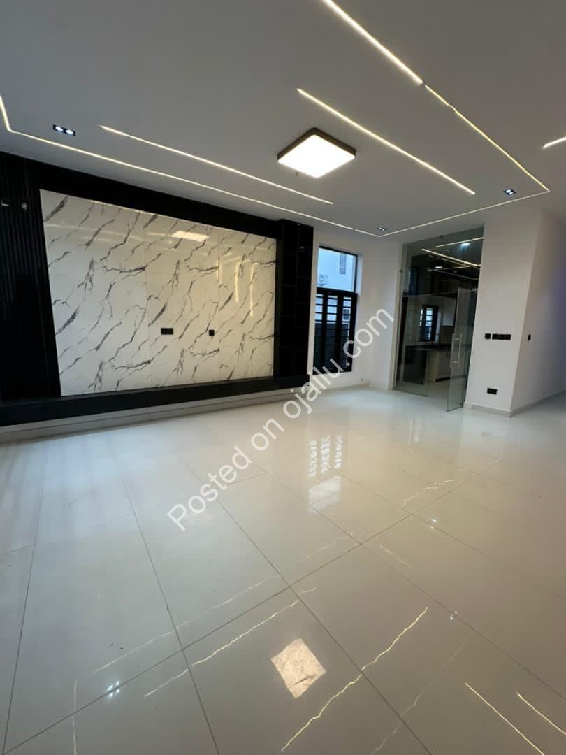 Chevron’s New Crown Jewel: 5BR Duplex, Pool & Jacuzzi