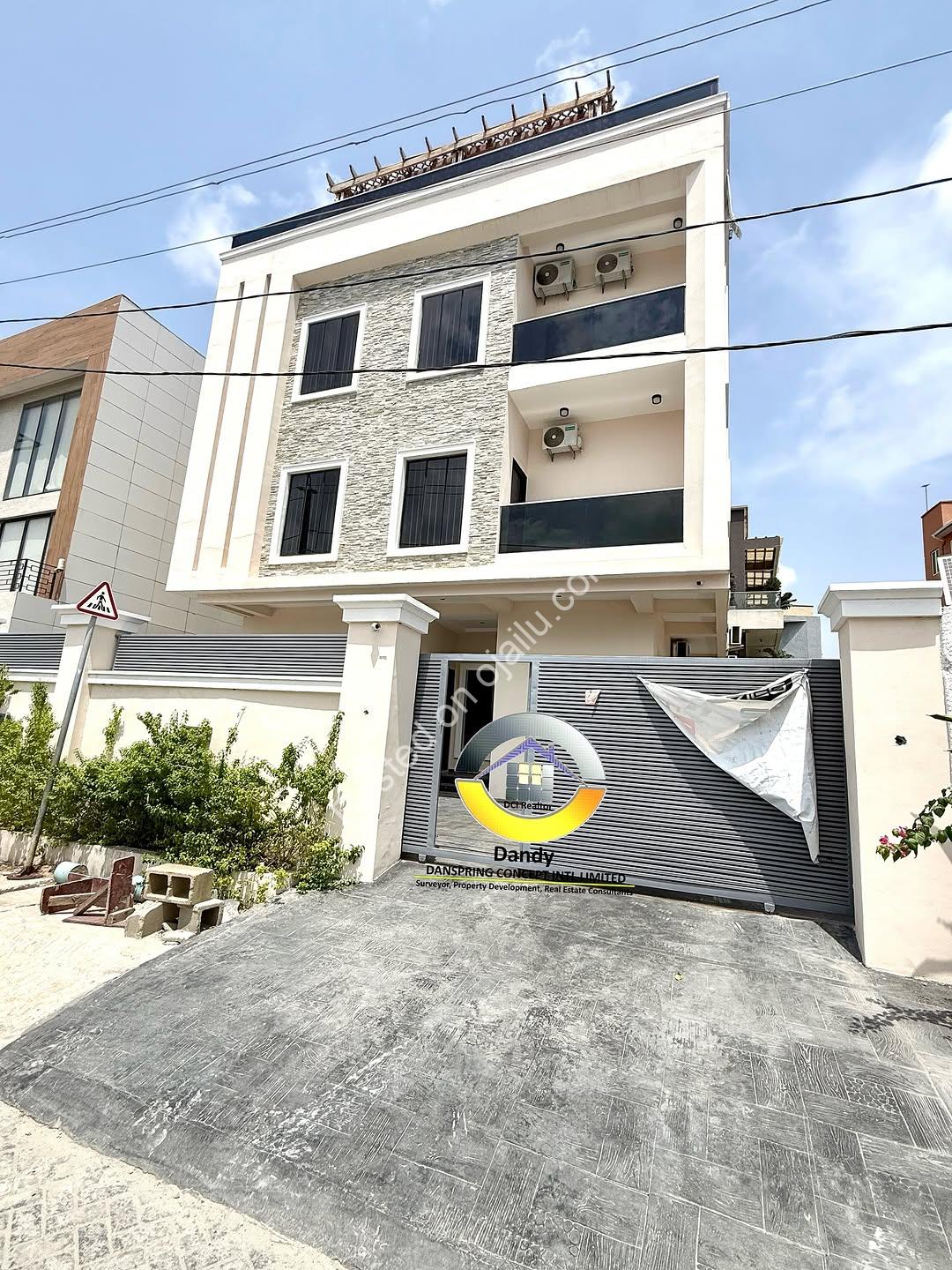 Experience Ocean-View Luxury: 6-Bed Duplex with Cinema & Rooftop Terrace