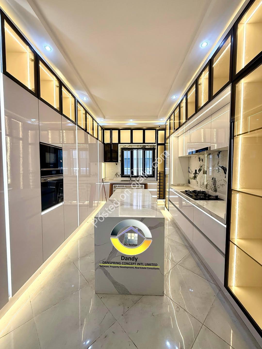 Experience Ocean-View Luxury: 6-Bed Duplex with Cinema & Rooftop Terrace