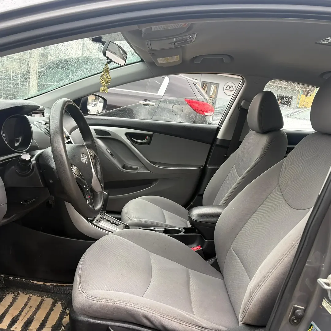 Clean Hyundai Elantra: Accident-Free & Ready for 2026!