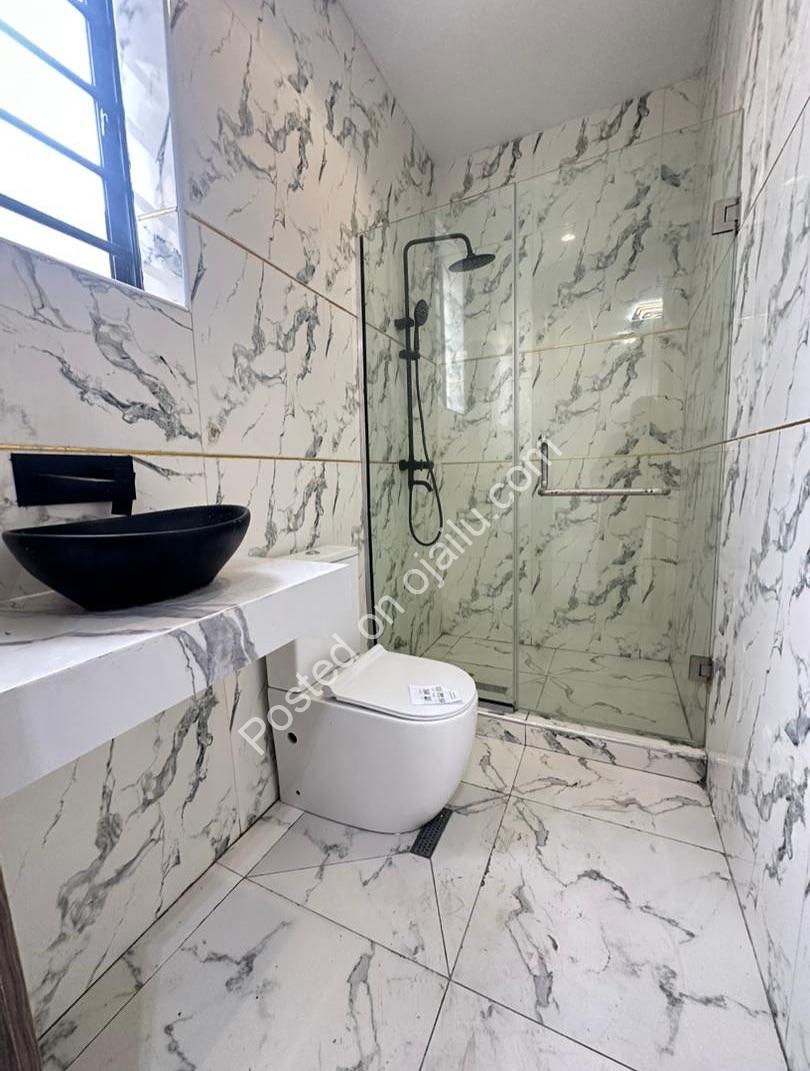 Smart Home Sanctuary: 5-Bed Ikota Gem