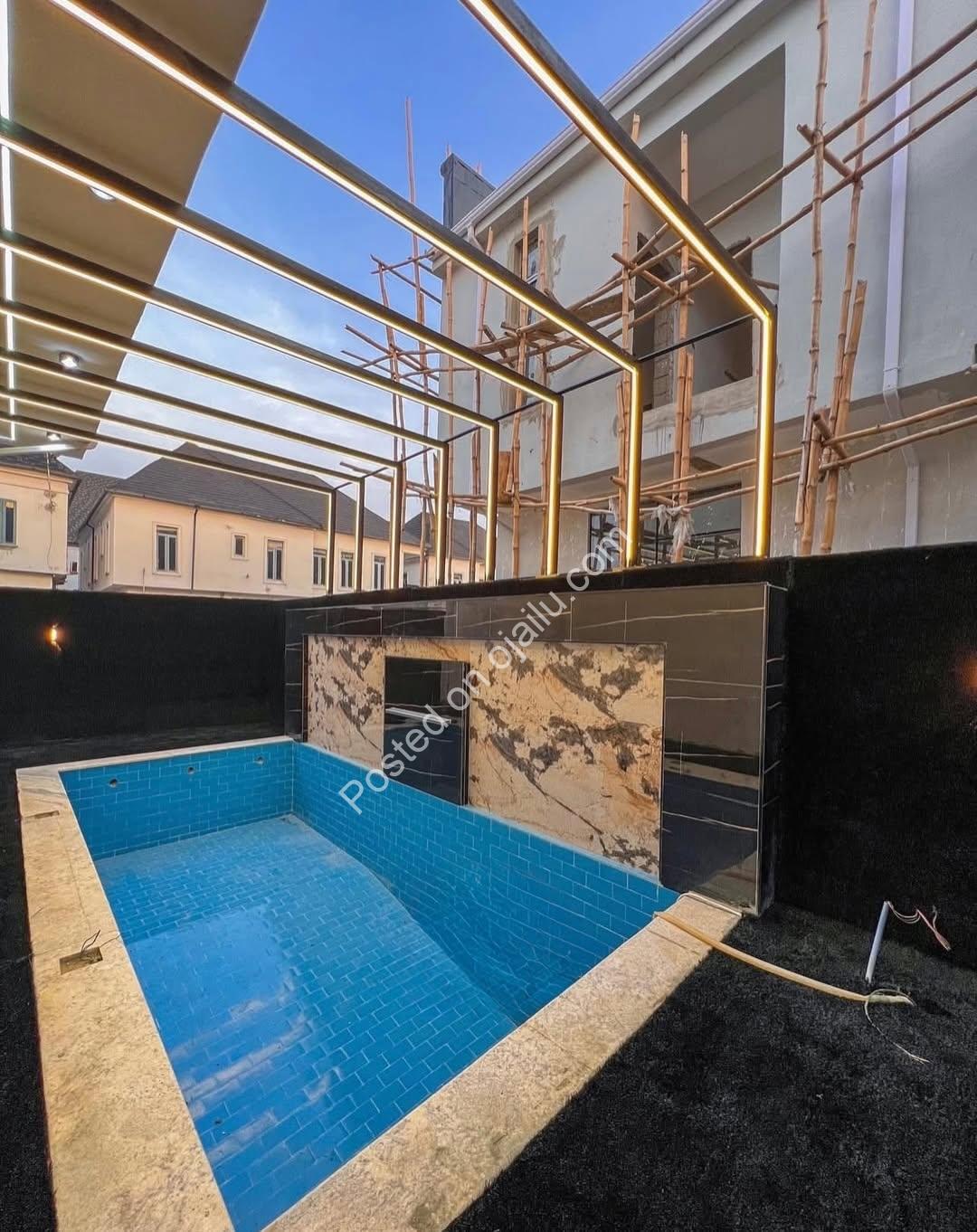 5-Bed Duplex in Lekki: Pool, Jacuzzi, 40% ROI
