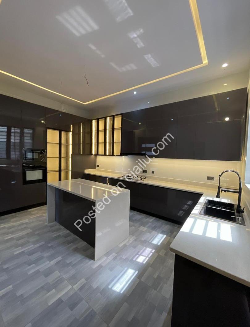 Stunning 5-Bed Duplex with Pool in Ikota