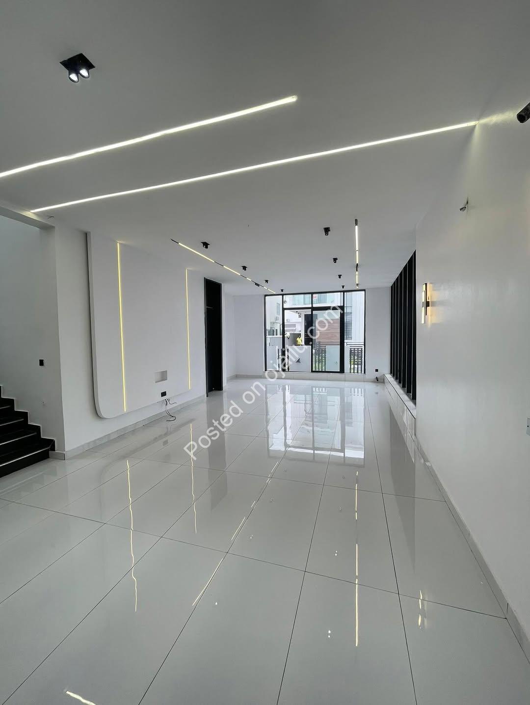 Grand 5-Bedroom Duplex in Prime Chevron Lekki