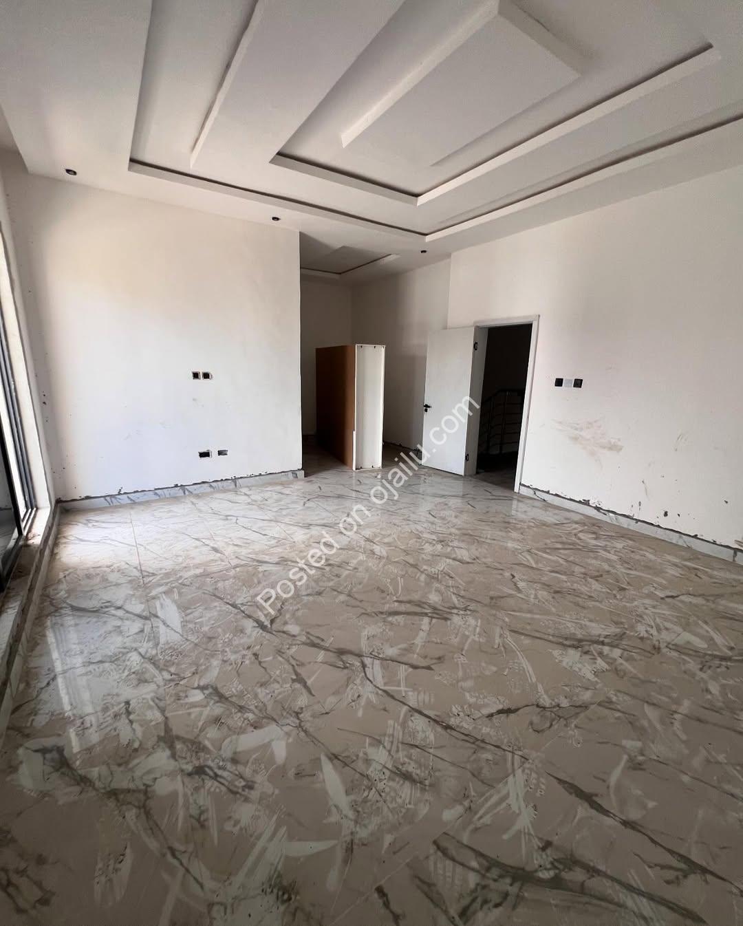 Elegant 4-Bed Semi-Detached Duplex in VGC