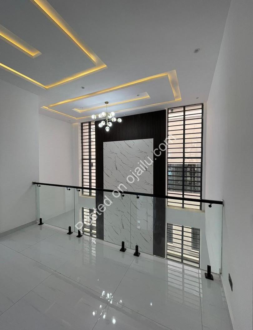 Stunning 5-Bed Duplex with Pool in Ikota