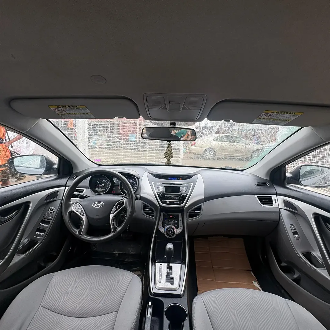 Clean Hyundai Elantra: Accident-Free & Ready for 2026!