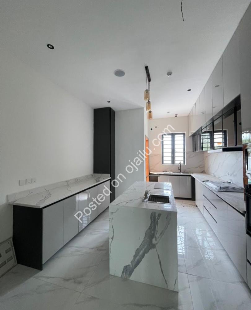 4-Bed Detached Duplex: Move-In Ready Perfection