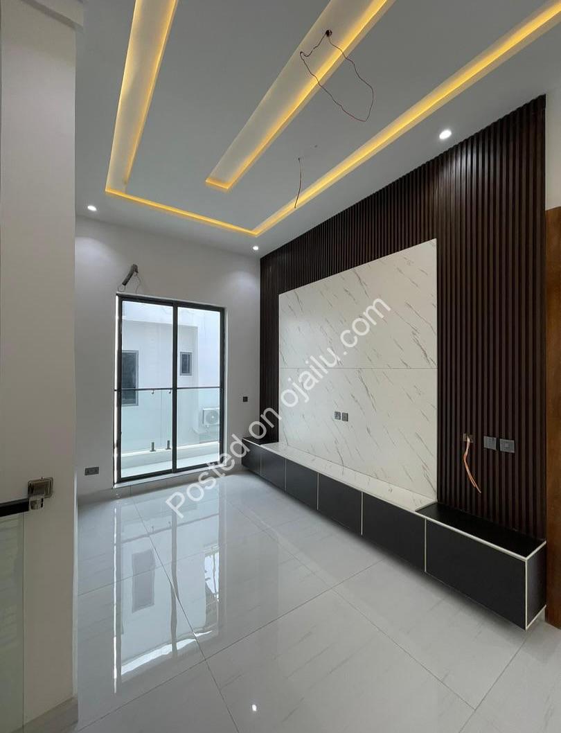 Stunning 5-Bed Duplex with Pool in Ikota
