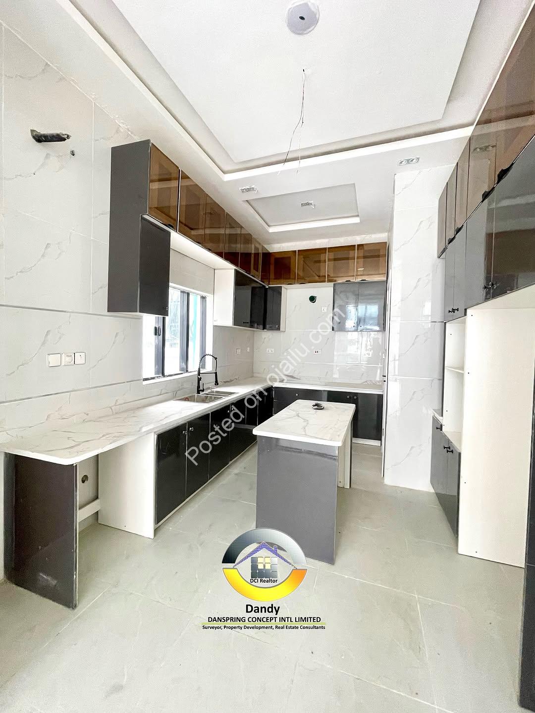 Modern 4-Bed Duplex with Pool in Chevron