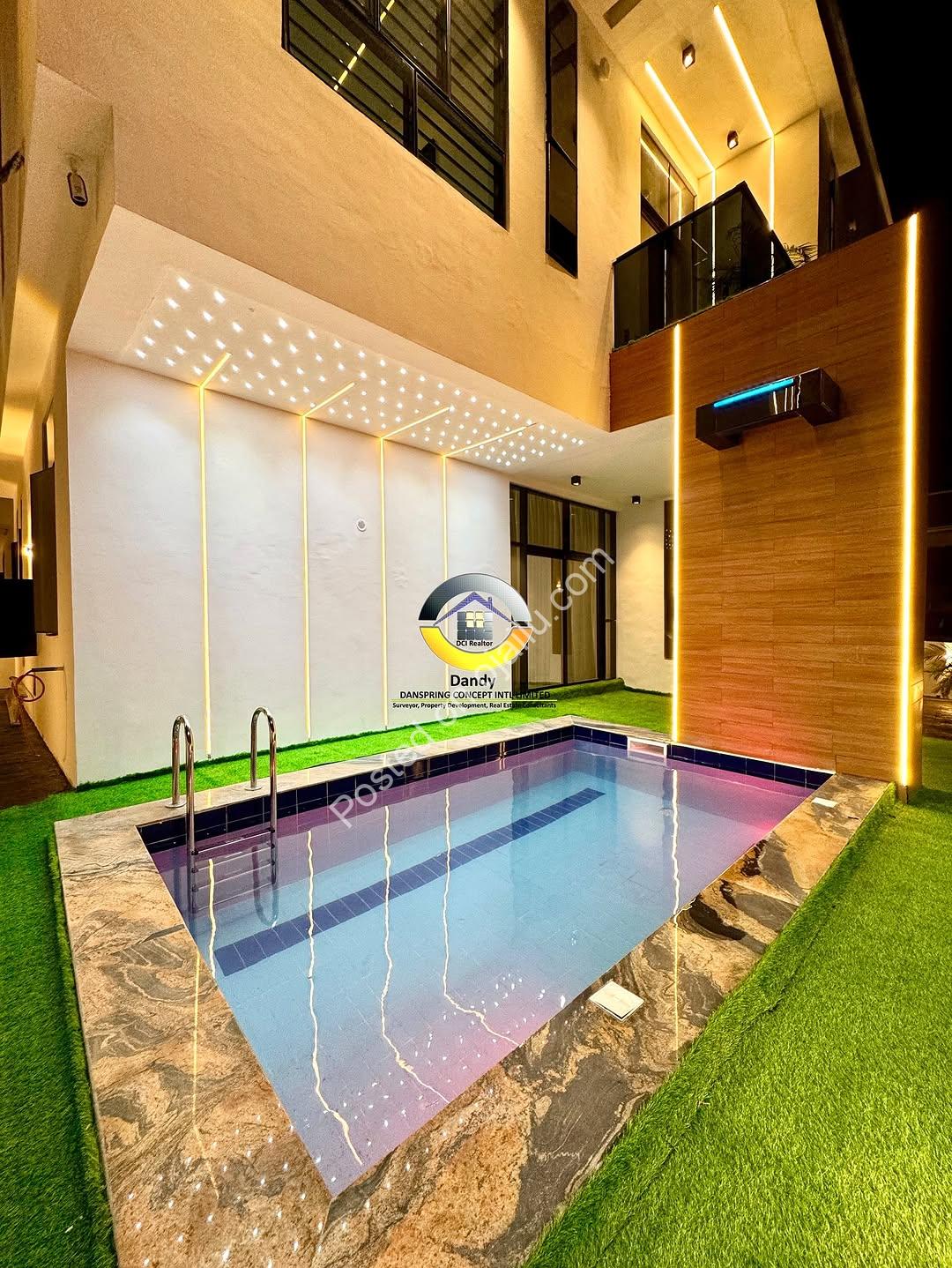 Smart 5-Bed Duplex: Pool, Mini Bar & Smart Home
