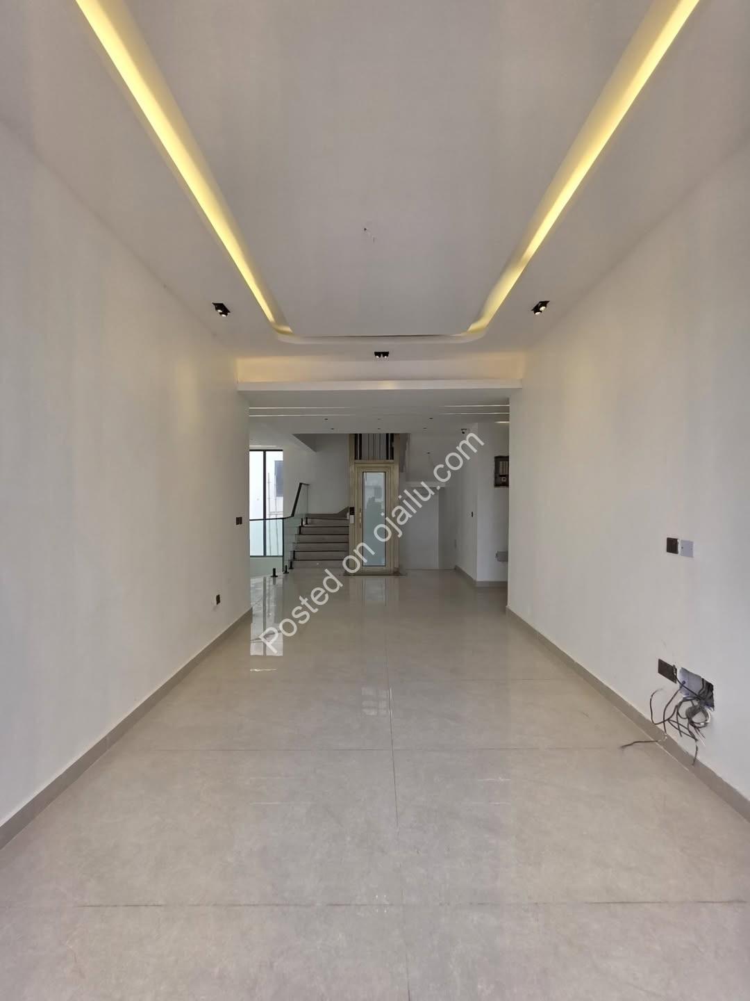 5-Bed En-Suite Haven with Pool & BQ in Lekki Phase 1