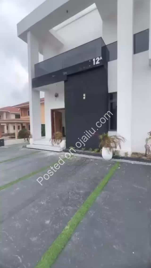 Your Dream Home Awaits: 5-Bed Smart Duplex with Cinema & Pool