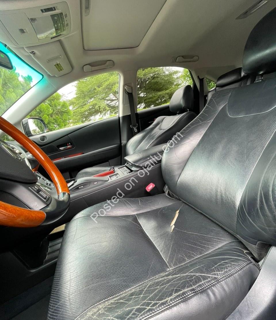 2010 Lexus RX350 – Luxury Park Assist & Sunroof!