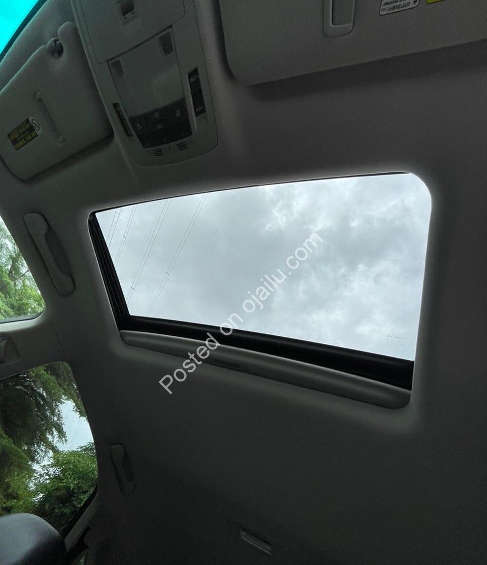 2010 Lexus RX350 – Luxury Park Assist & Sunroof!