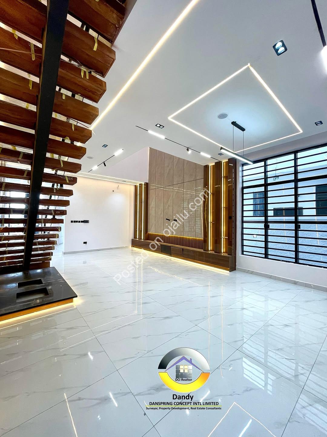 Ikota Showstopper: 5BR Duplex, Pool & Gym