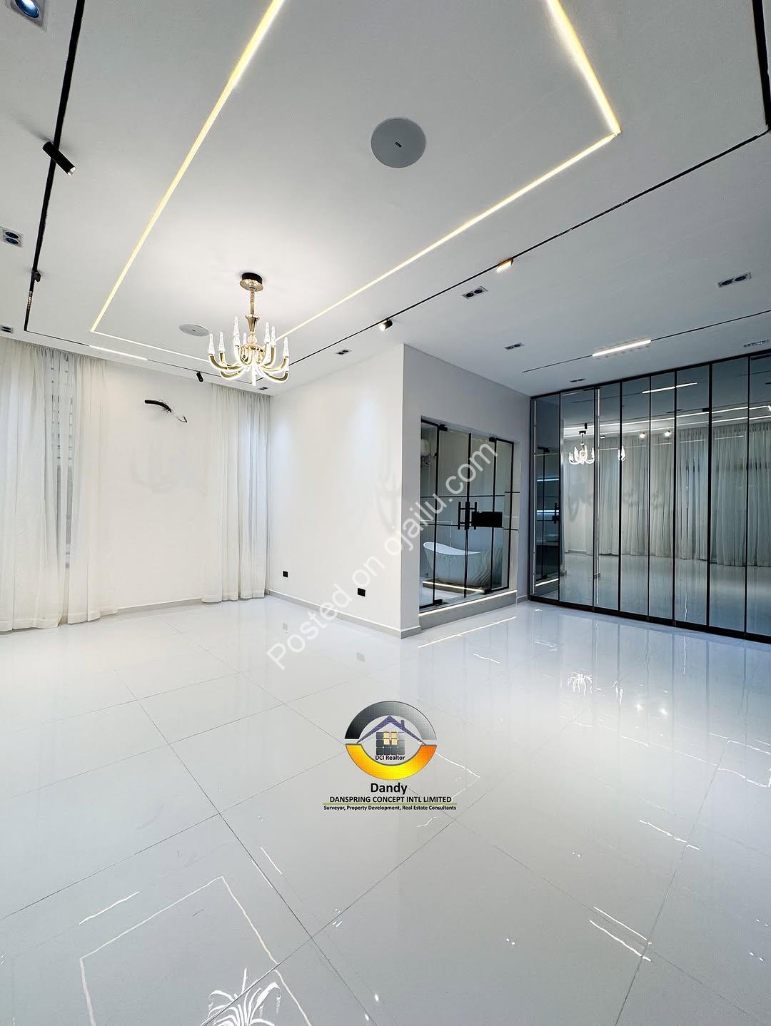 Smart 5-Bed Duplex: Pool, Mini Bar & Smart Home
