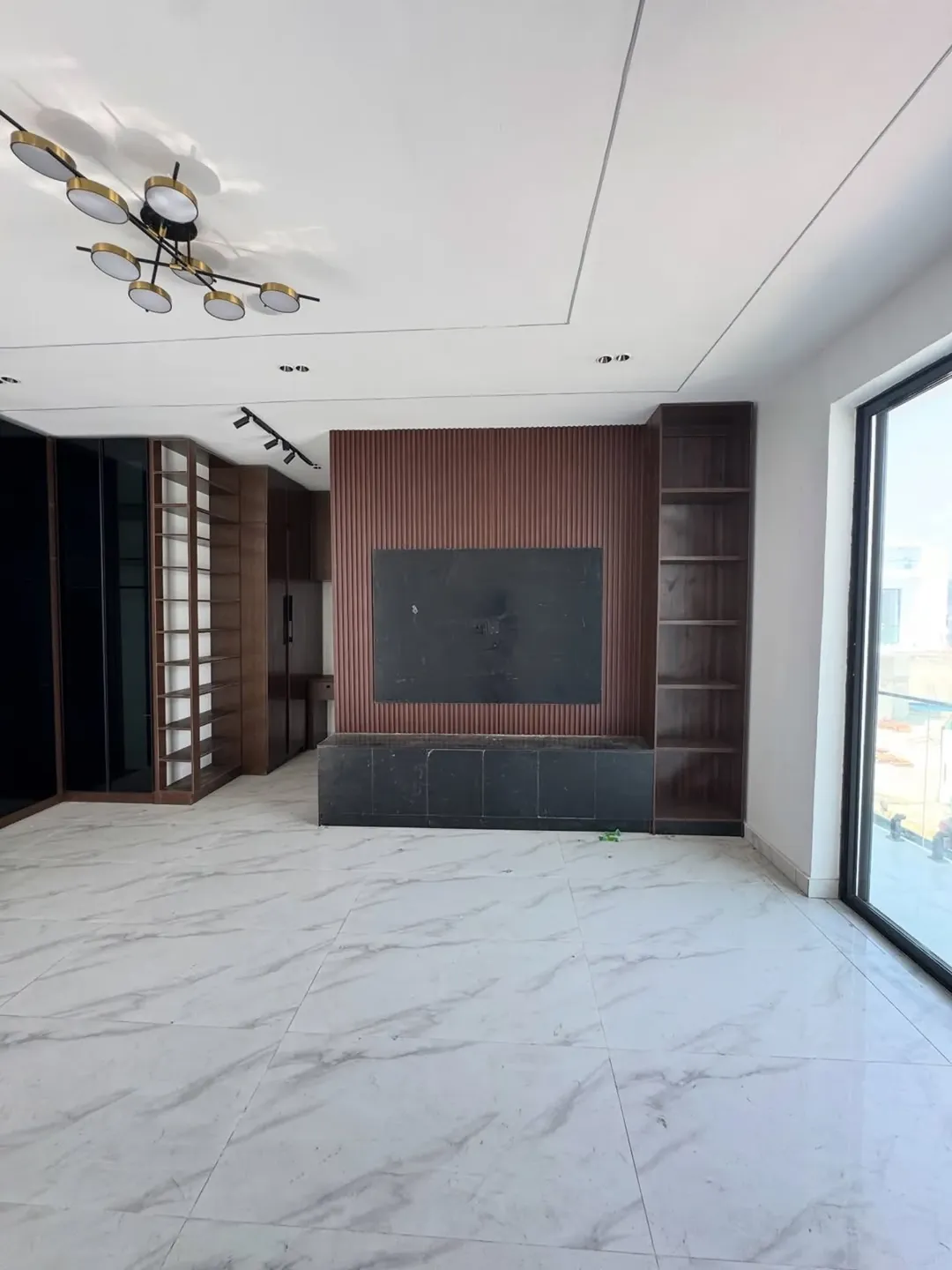 4-Bed Stunner with BQ in Chevron—250M