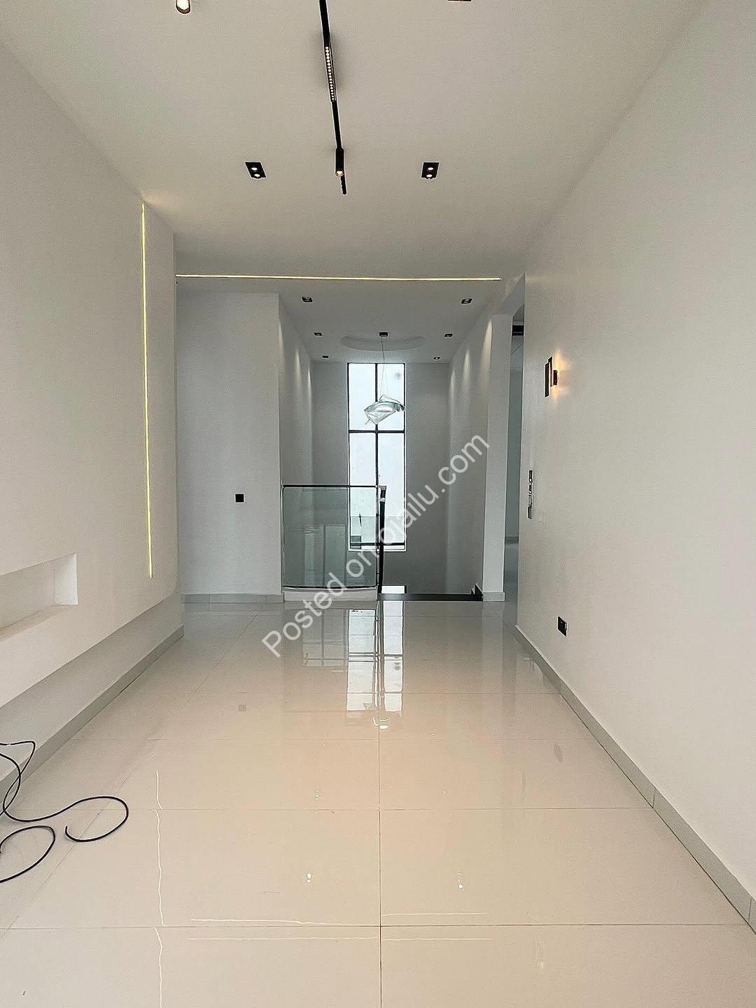 **Elegance Meets Serenity: 5-Bed Duplex in Chevron**