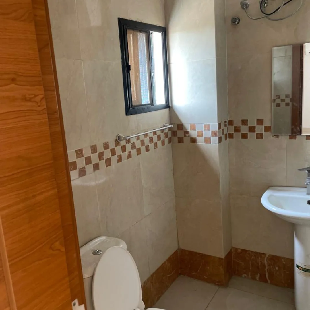 Riverside Elegance: Serviced 3-Bed + BQ with Jetty