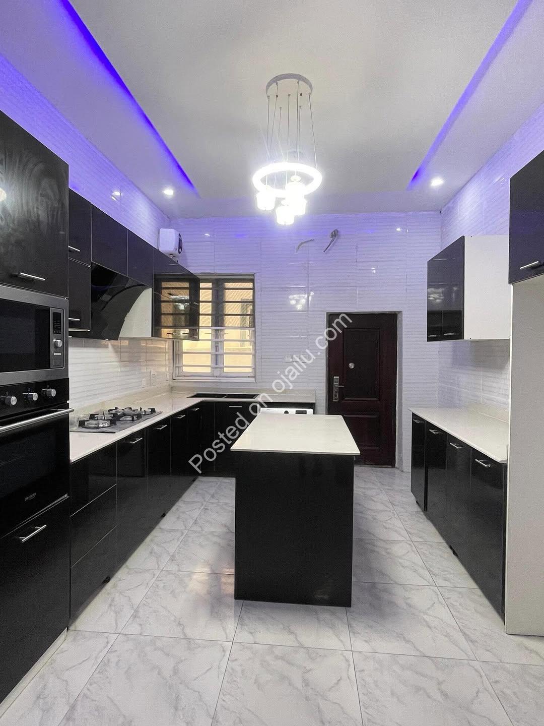 Chevron’s New Crown Jewel: 5BR Duplex, Pool & Jacuzzi