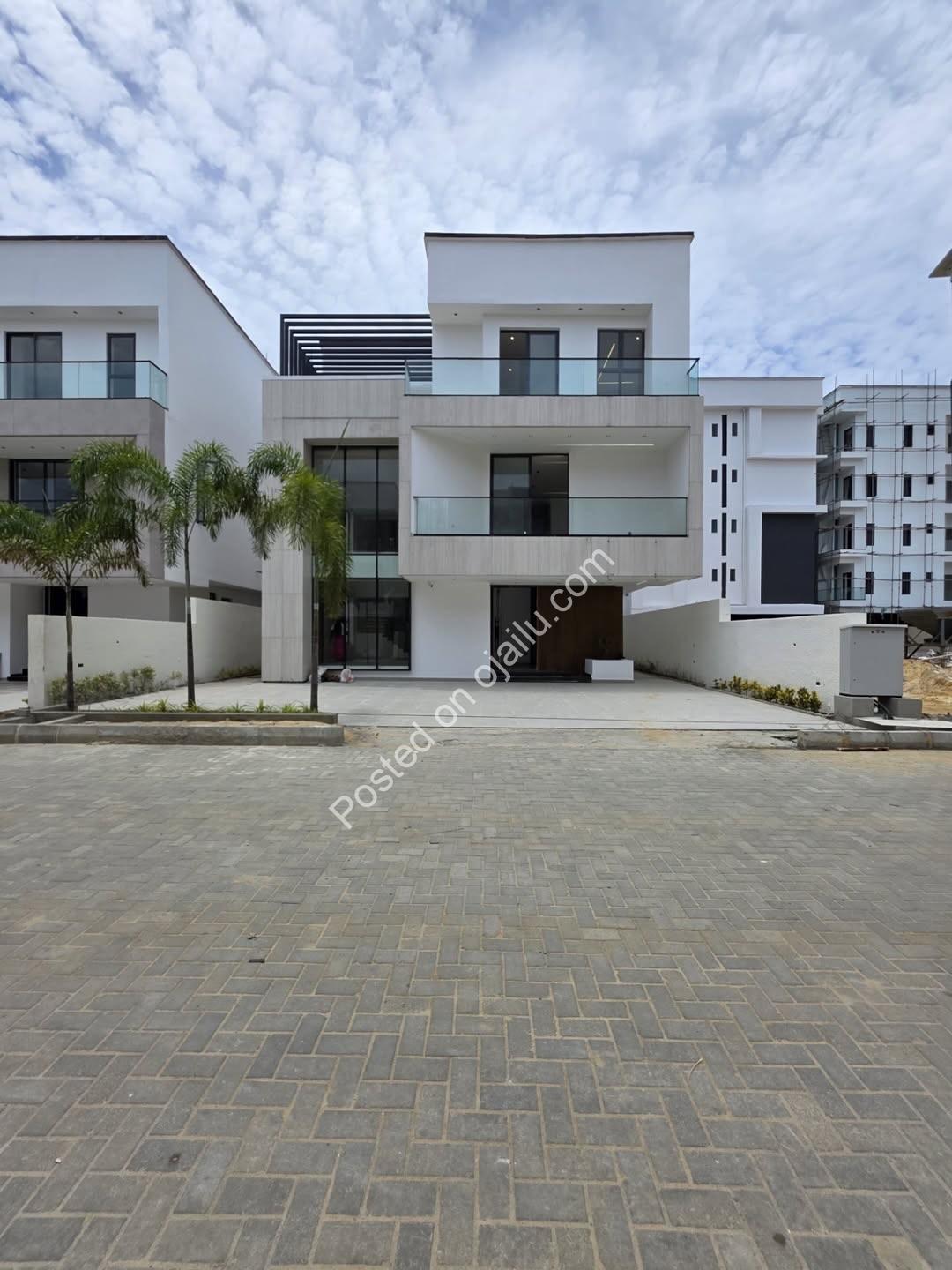 5-Bed En-Suite Haven with Pool & BQ in Lekki Phase 1