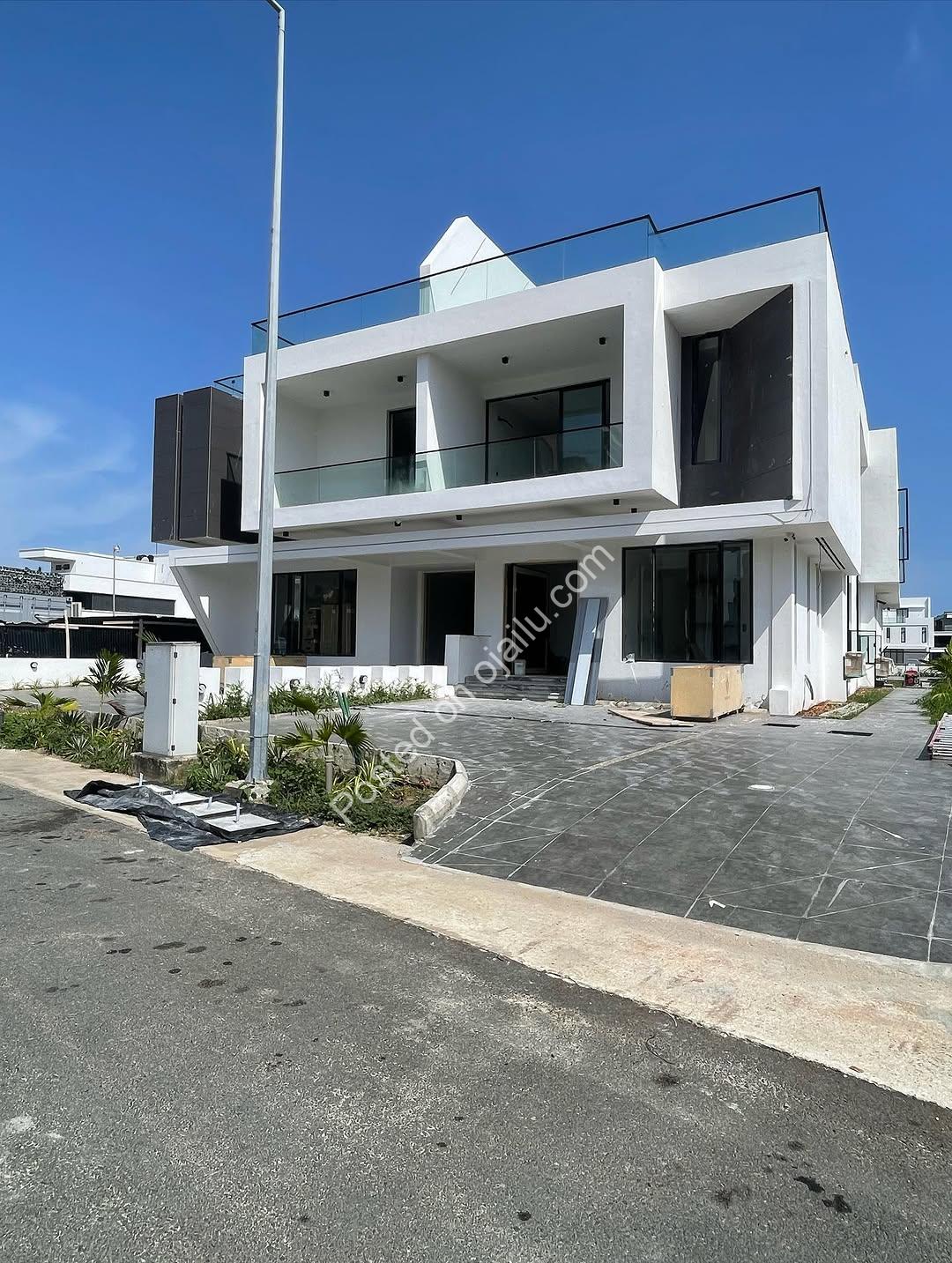 Cowrie Creek Gem: 5-Bed Duplex with Pool & Cinema