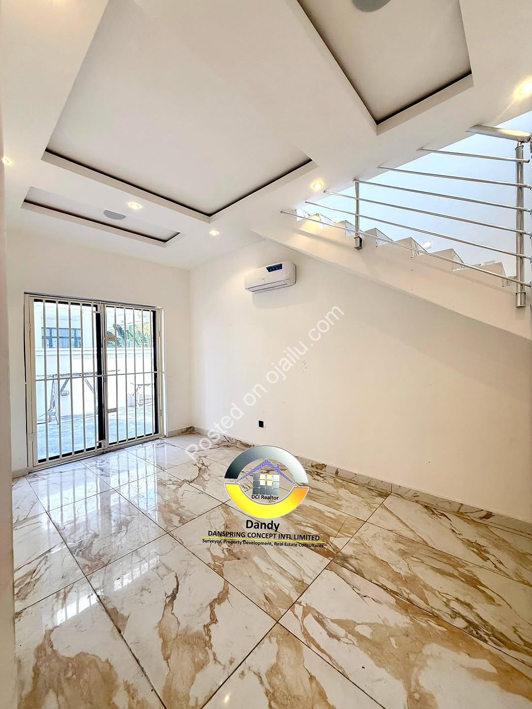 Experience Ocean-View Luxury: 6-Bed Duplex with Cinema & Rooftop Terrace