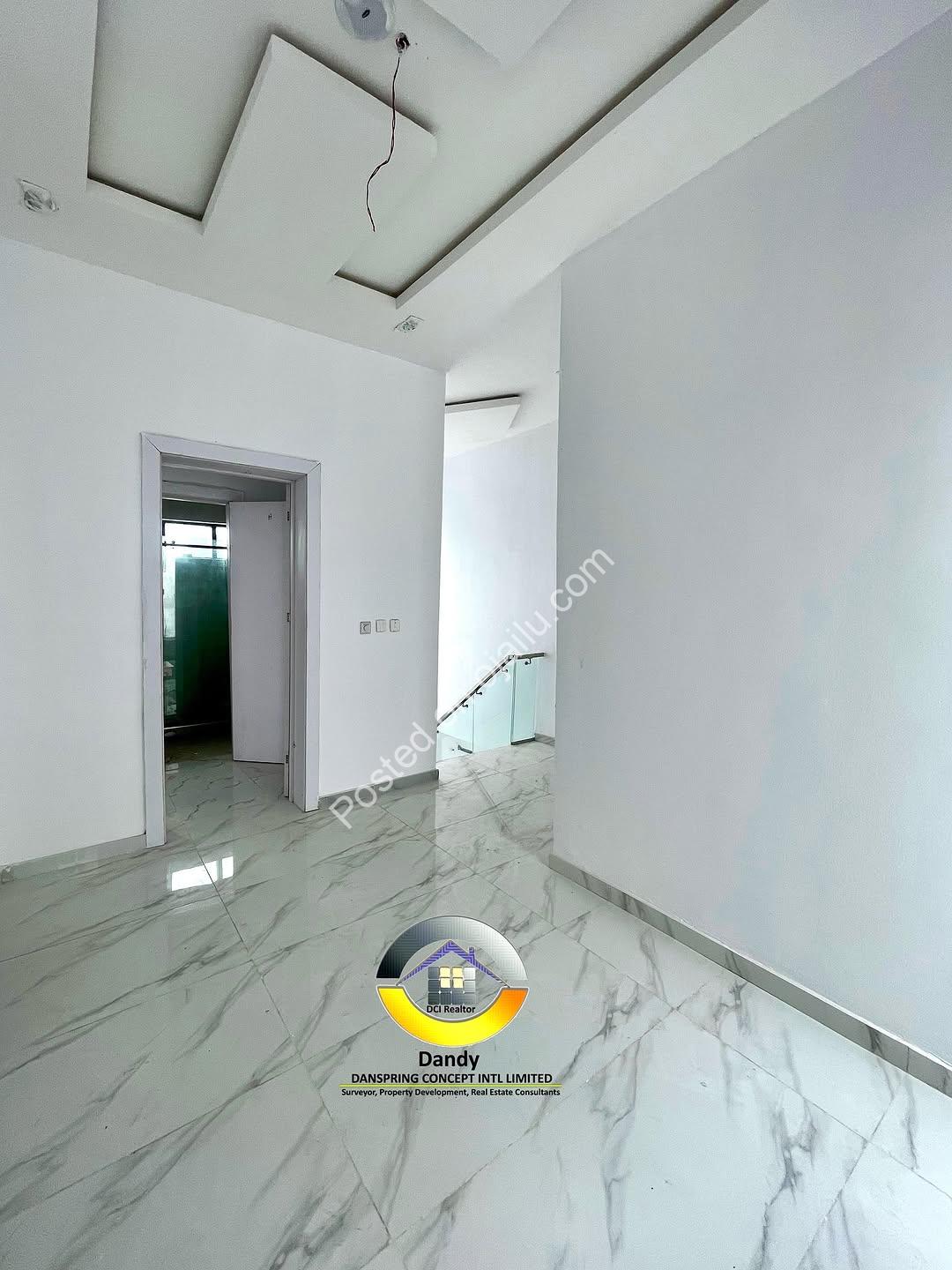 Modern 4-Bed Duplex with Pool in Chevron
