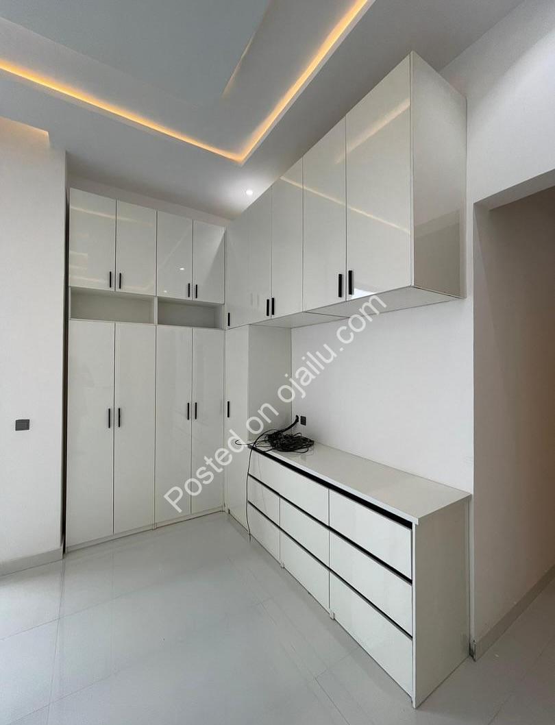 Stunning 5-Bed Duplex with Pool in Ikota