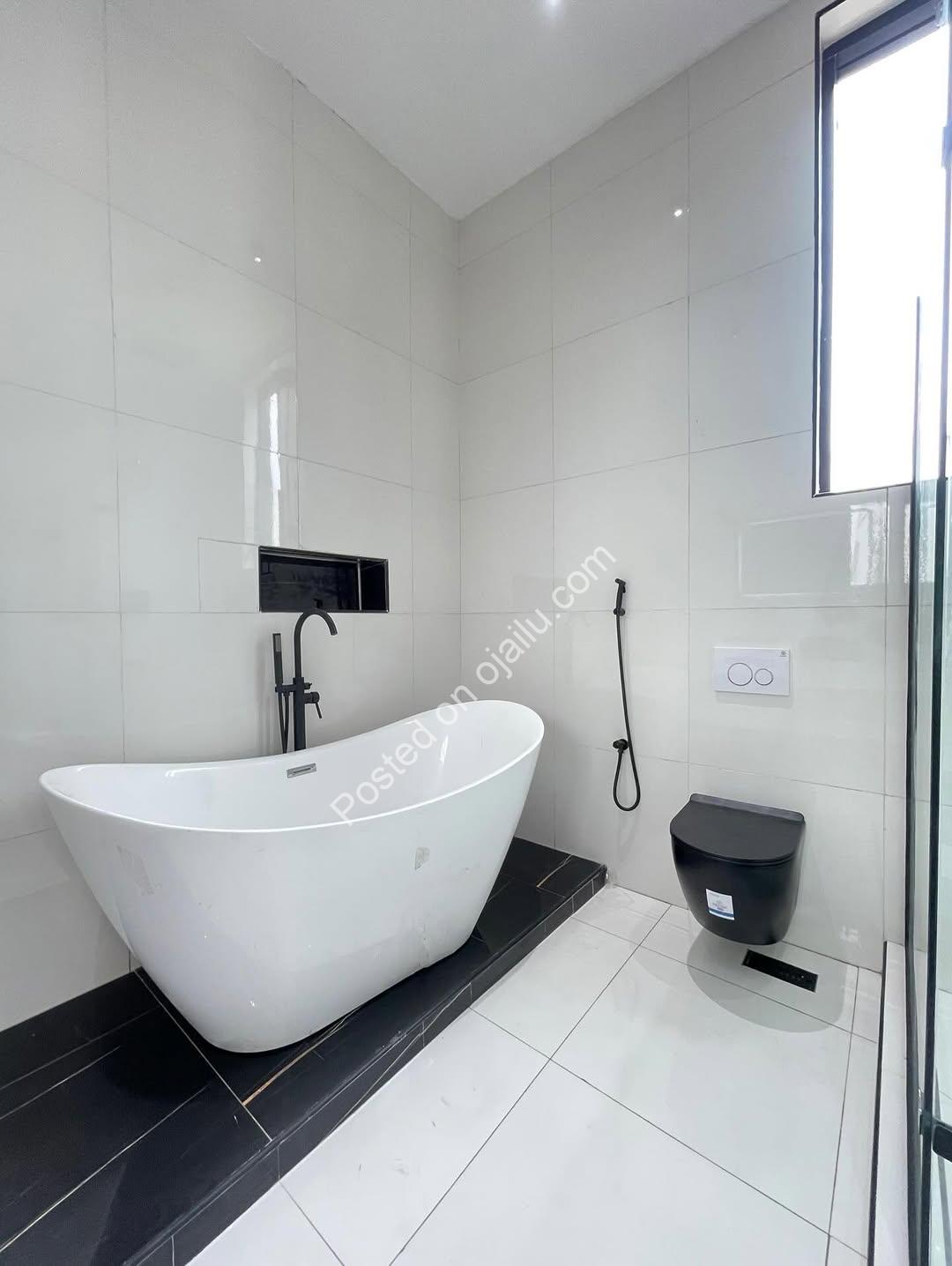 Grand 5-Bedroom Duplex in Prime Chevron Lekki