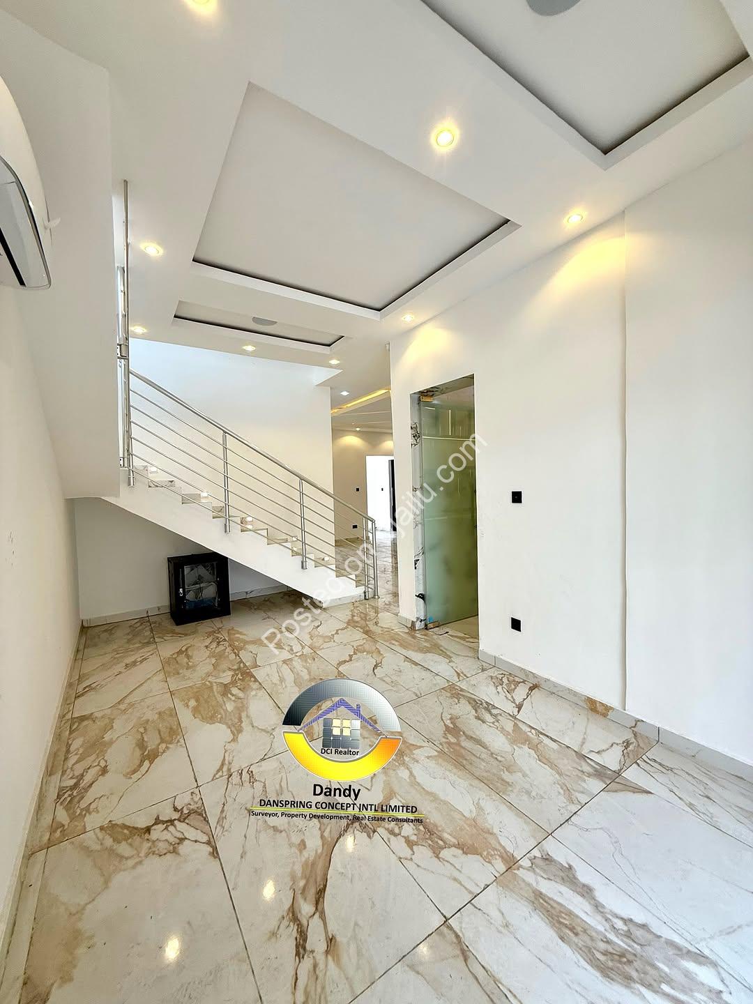 Experience Ocean-View Luxury: 6-Bed Duplex with Cinema & Rooftop Terrace