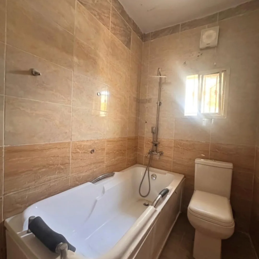 Chevron Drive Stunner: 3 Ensuites, Newly Renovated