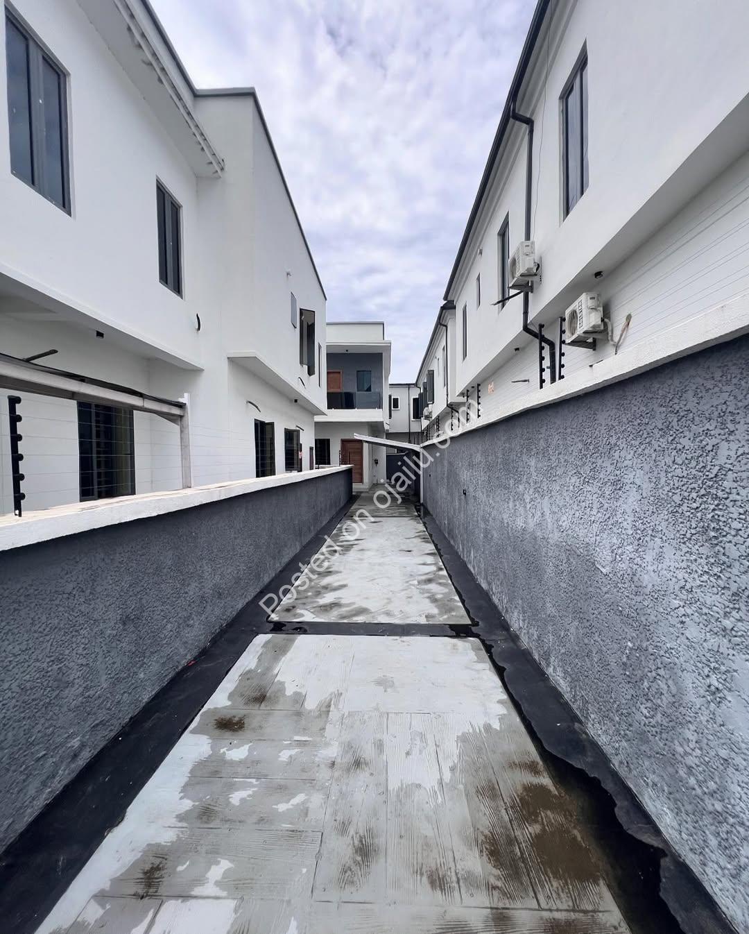 4 ensuite bedrooms, concrete floors & prime VGC location