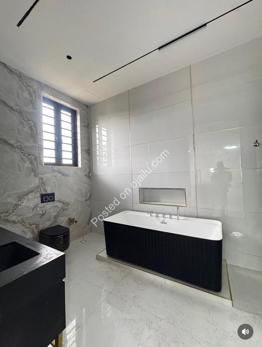 Lekki Phase 1: 5-Bedroom Oasis with Pool & Cinema