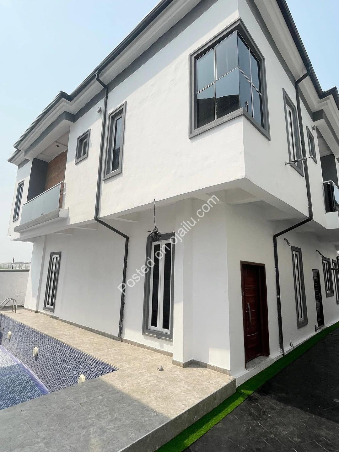 Chevron’s New Crown Jewel: 5BR Duplex, Pool & Jacuzzi