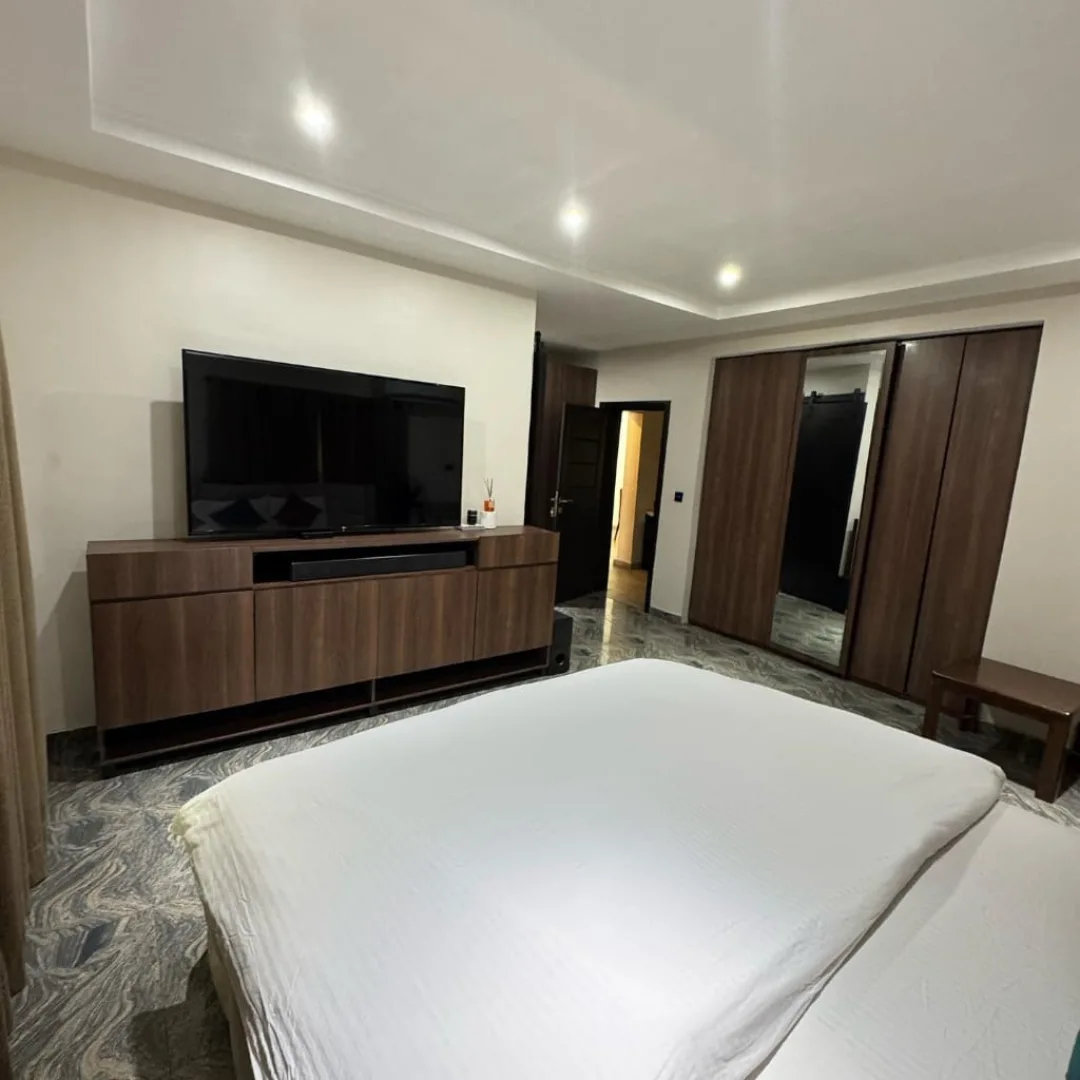 Poolside Serenity: 3BR Serviced Home with BQ & Smart TV
