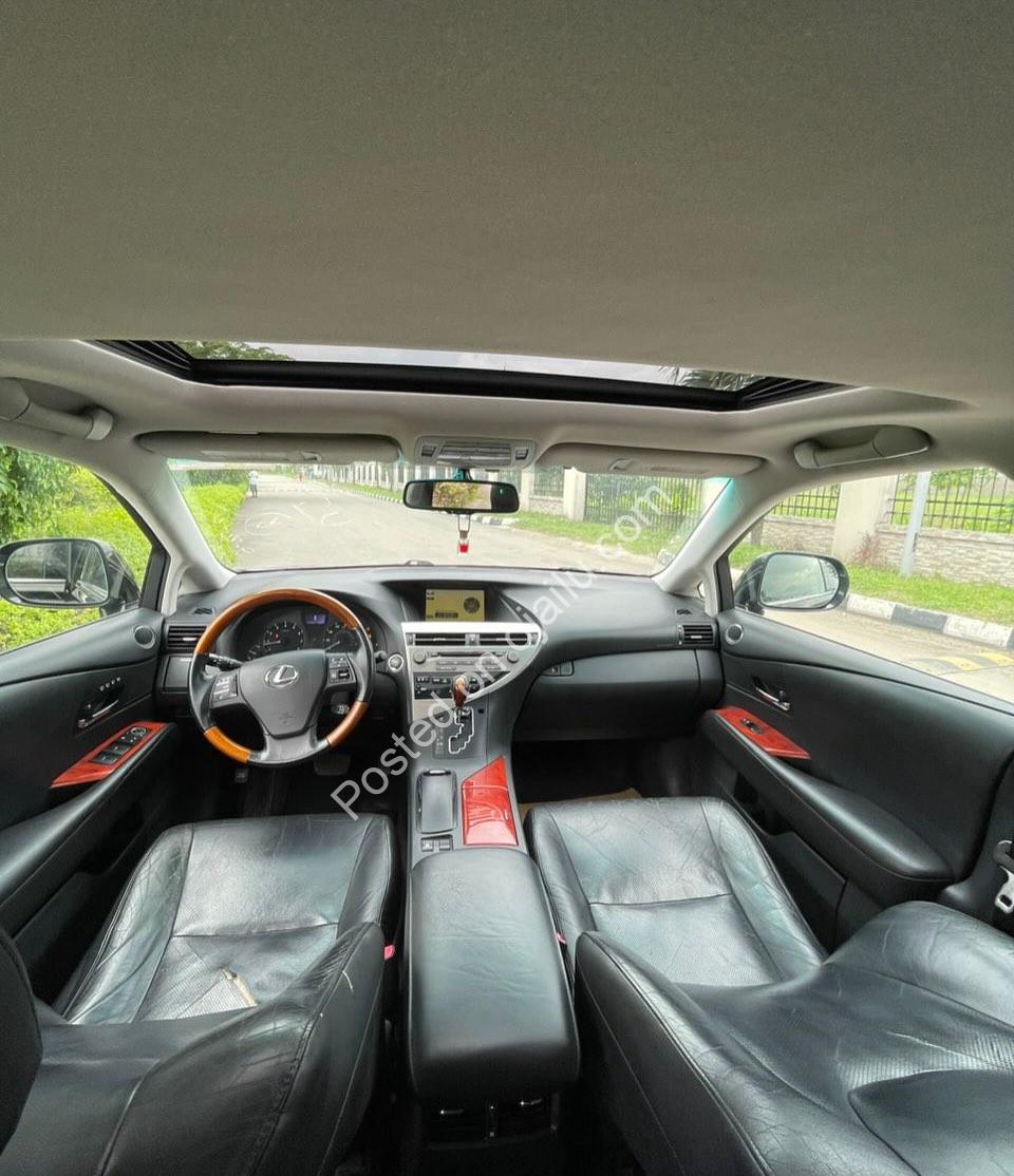 2010 Lexus RX350 – Luxury Park Assist & Sunroof!