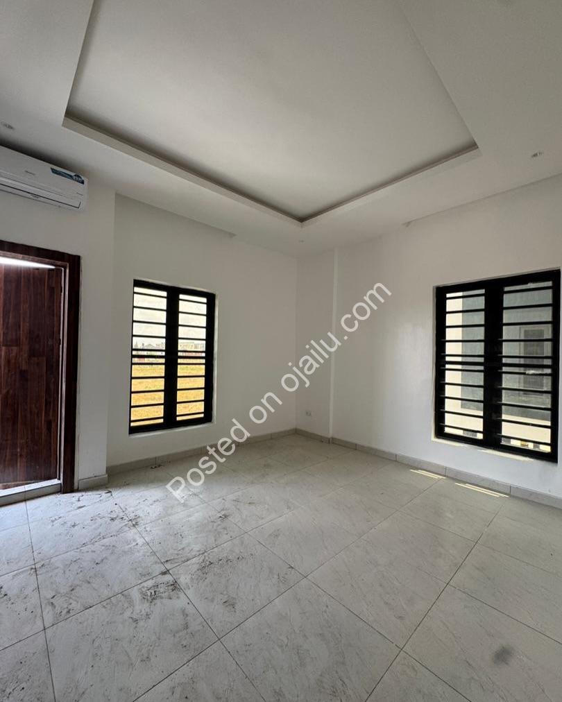 Spacious 3-Bed Lekki Home – Prime Orchid Road!