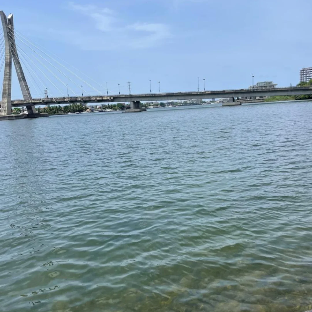 Riverside Elegance: Serviced 3-Bed + BQ with Jetty