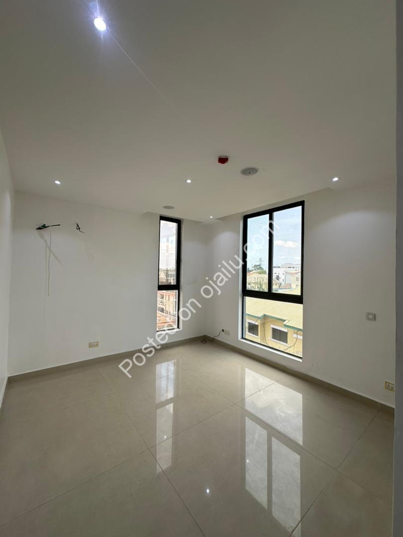 Ikoyi Elegance: Elevator, Cinema & Pool