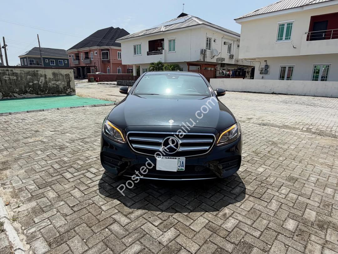 2016 Mercedes E300: Luxe, Push-Start, Sunroof