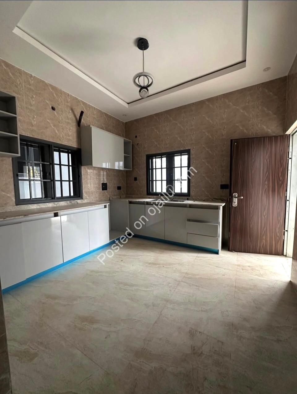 Spacious 4-Bed Duplex with BQ in Mabushi
