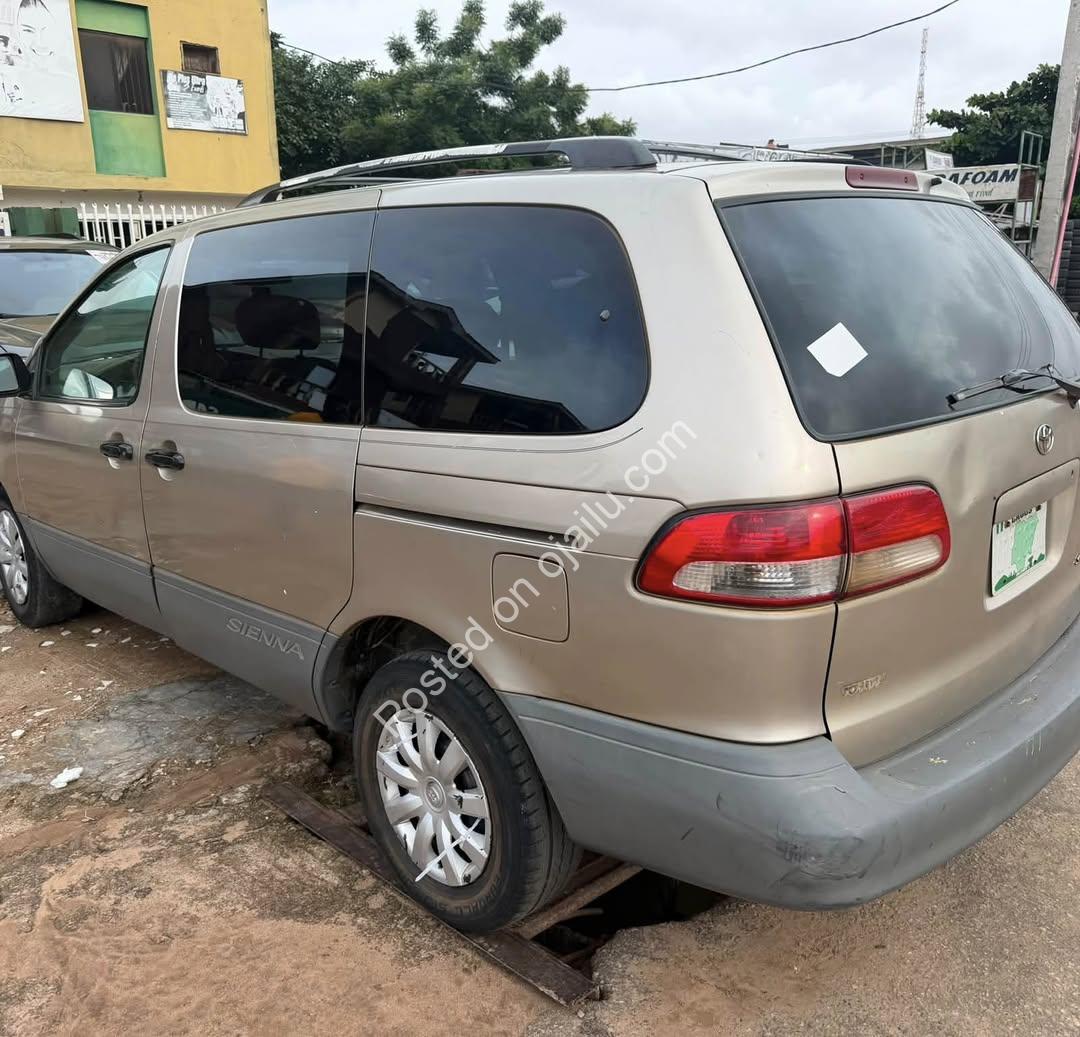 “2003 Toyota Sienna: Bulletproof Reliable & Ready to Drive”
