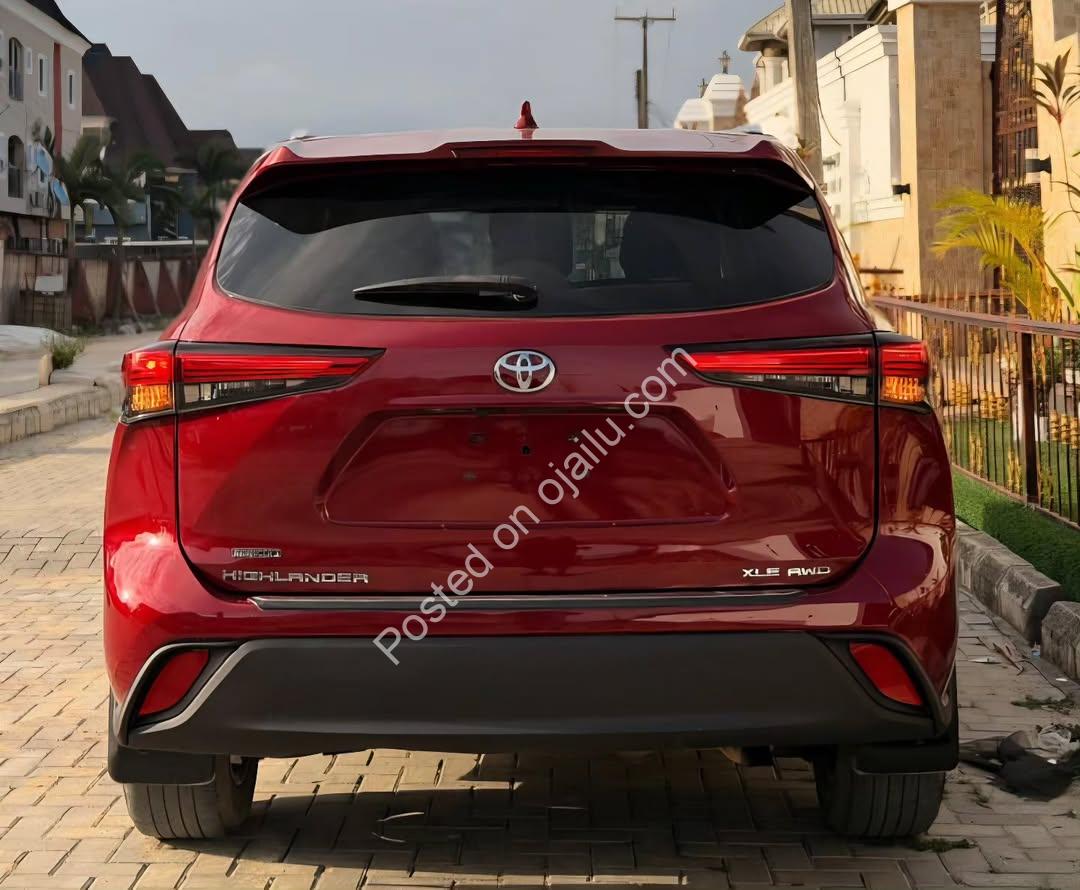 Super Clean 2020 Toyota Highlander XLE – Drive Today, Pay in 3 Years!