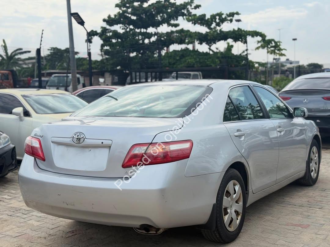 2008 Toyota Camry LE: Accident-Free, Key Start & Pristine!