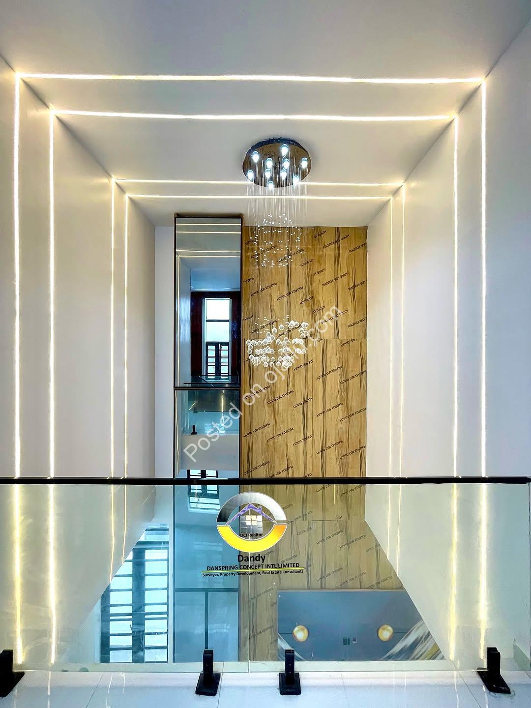 Ensuite Oasis: 5-Bed Detached Duplex with Pool